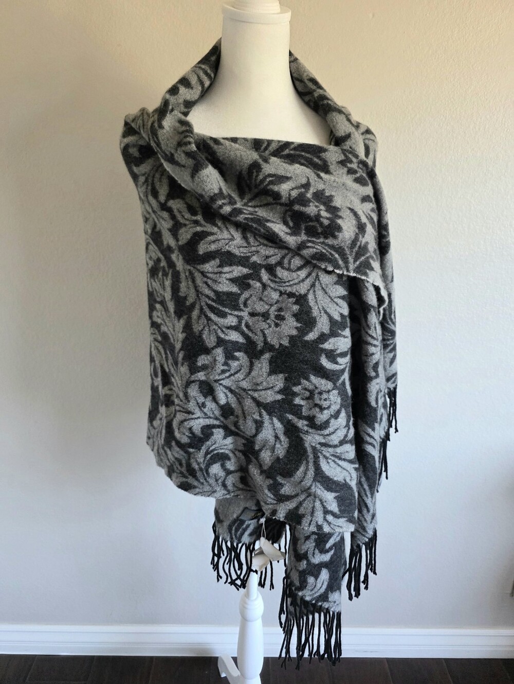 NEW Scottish Collection 100% Cashmere Scarf Shawl Black Gray 28" x 72" Soft